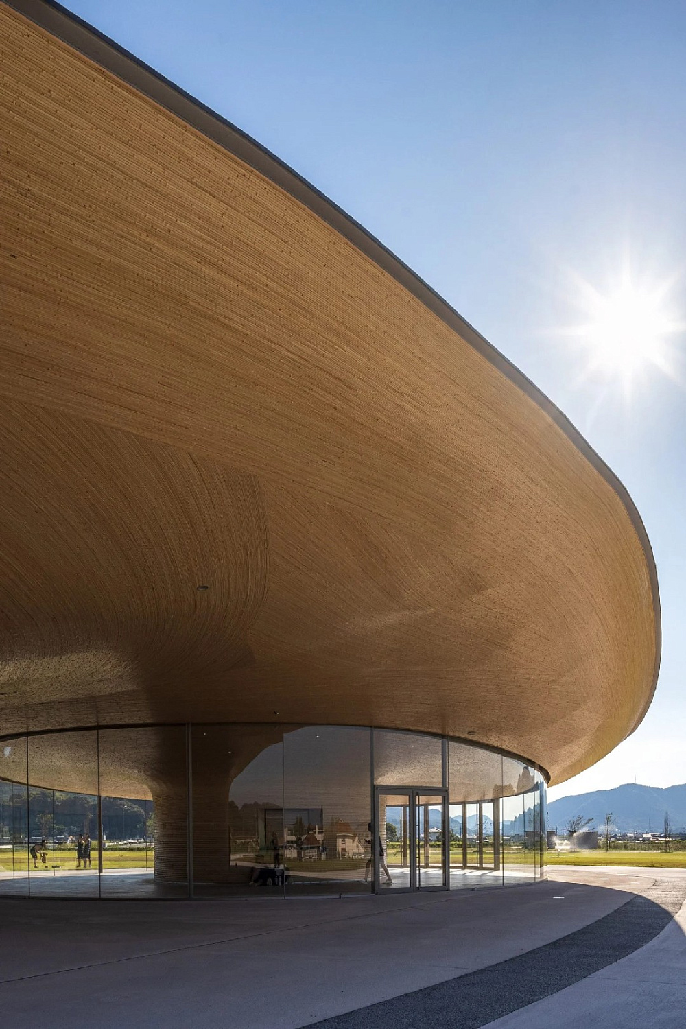 Kengo Kuma увенчал скульптурный общественный центр крышей из бамбука