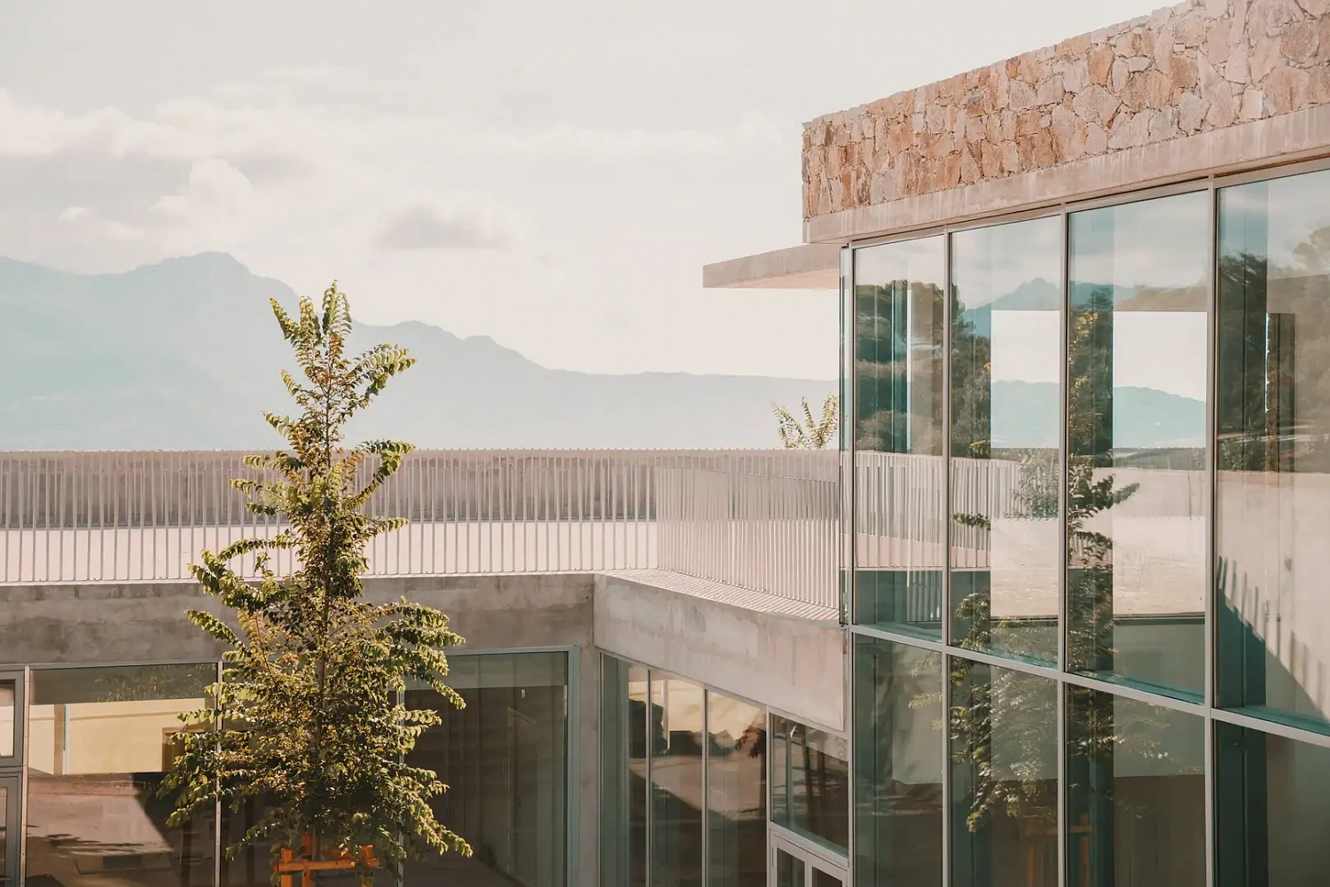 Amelia Tavella Architectes завершает строительство школы, облицованной гранитом, на скалистом побережье Корсики