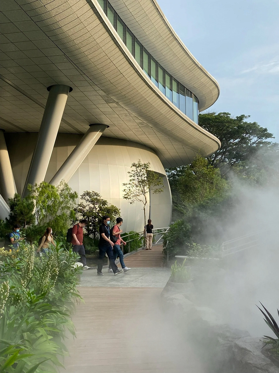 Компания Eric Parry Architects построила «каскад садовых террас» в  офисном здании в Сингапуре
