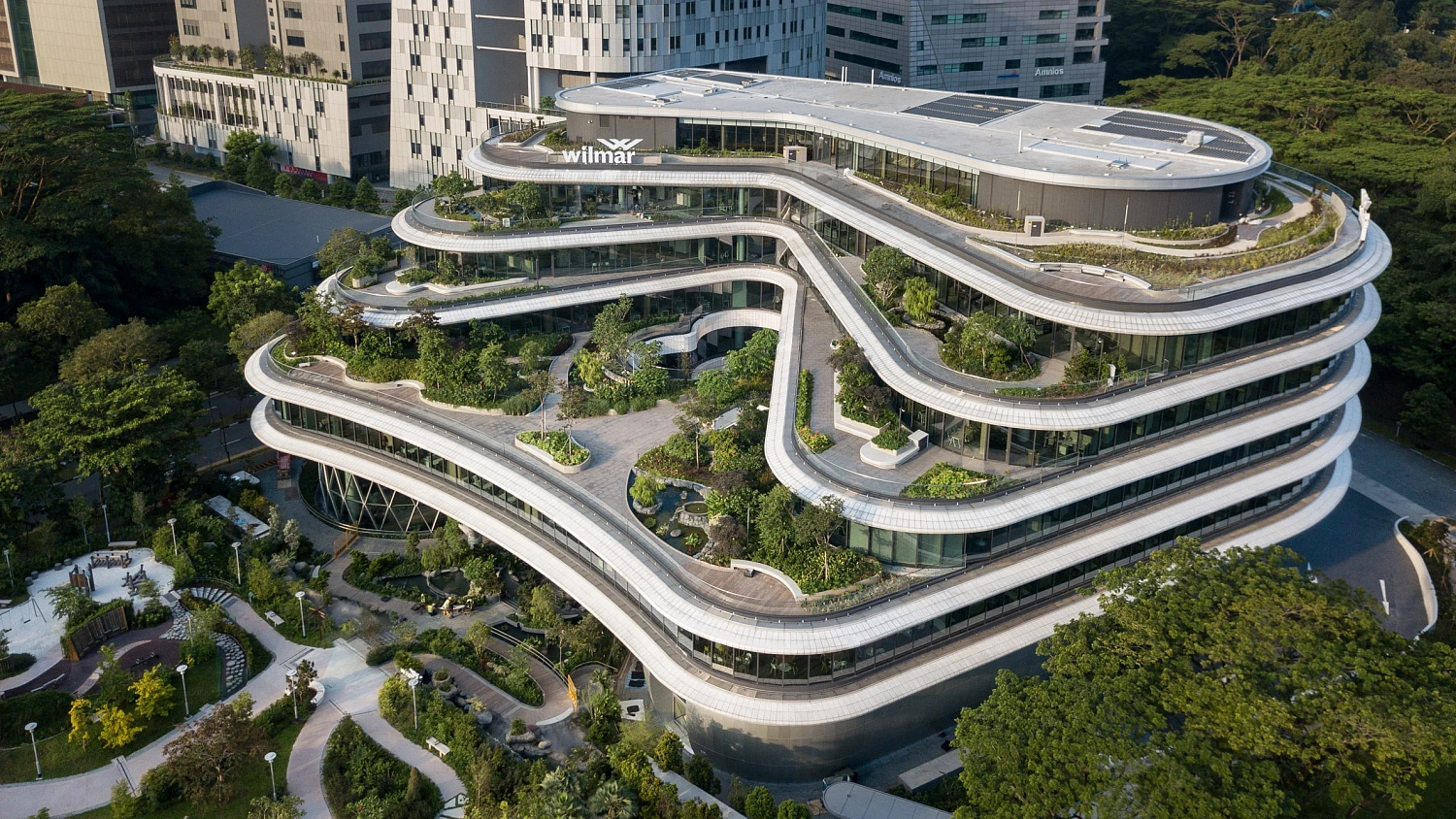 Компания Eric Parry Architects построила «каскад садовых террас» в  офисном здании в Сингапуре