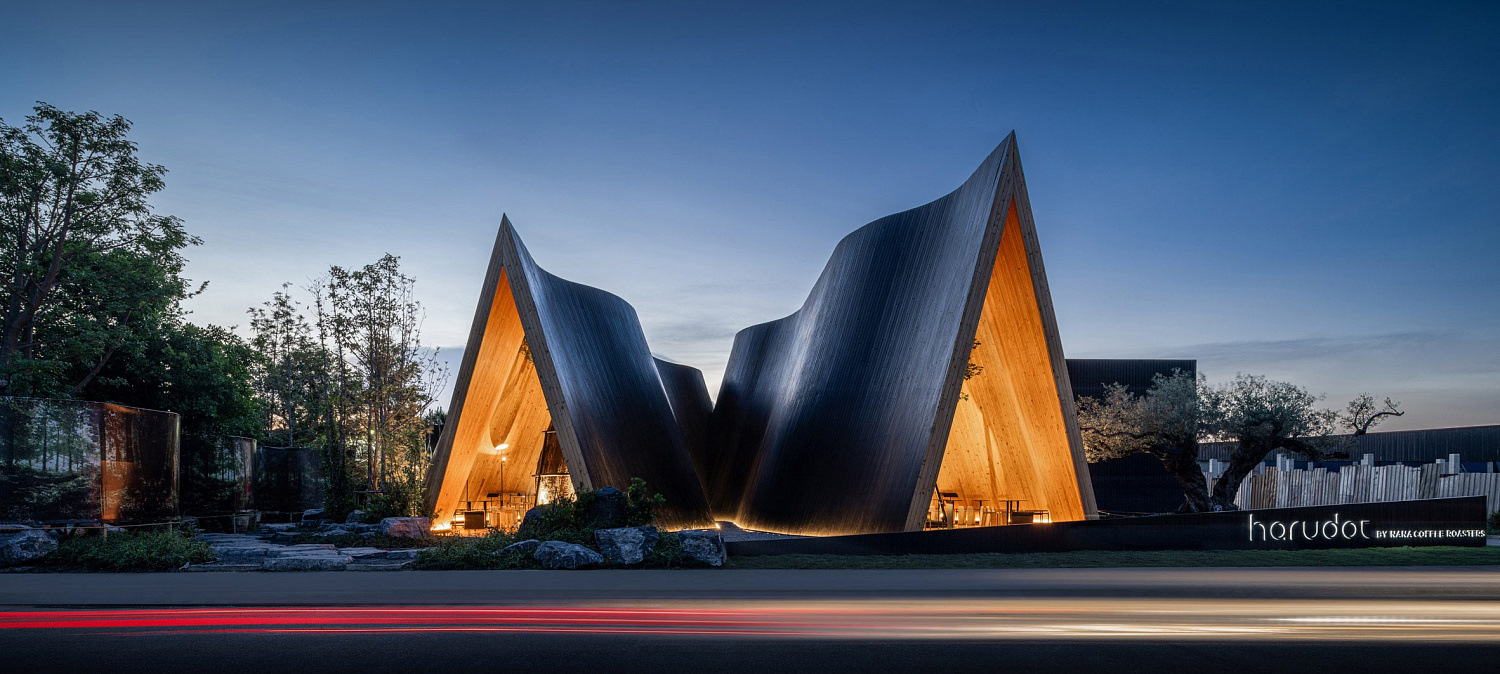 Дерево баобаб растёт в изогнутом кафе в Таиланде от IDIN Architects