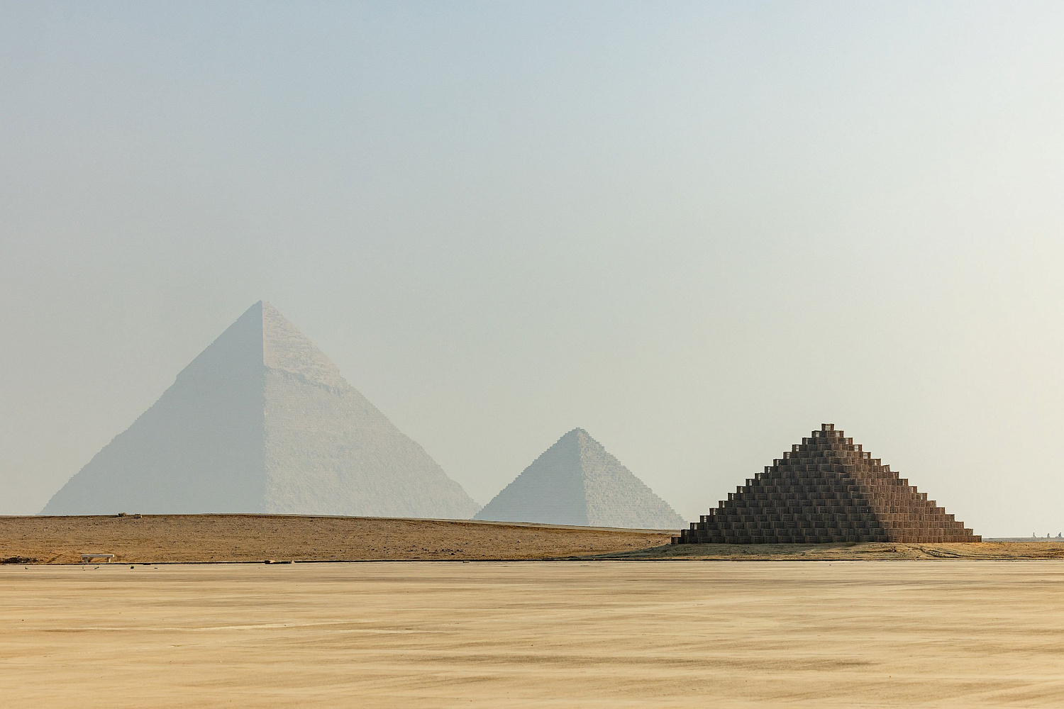 Сад скульптур на фоне пирамид в Гизе