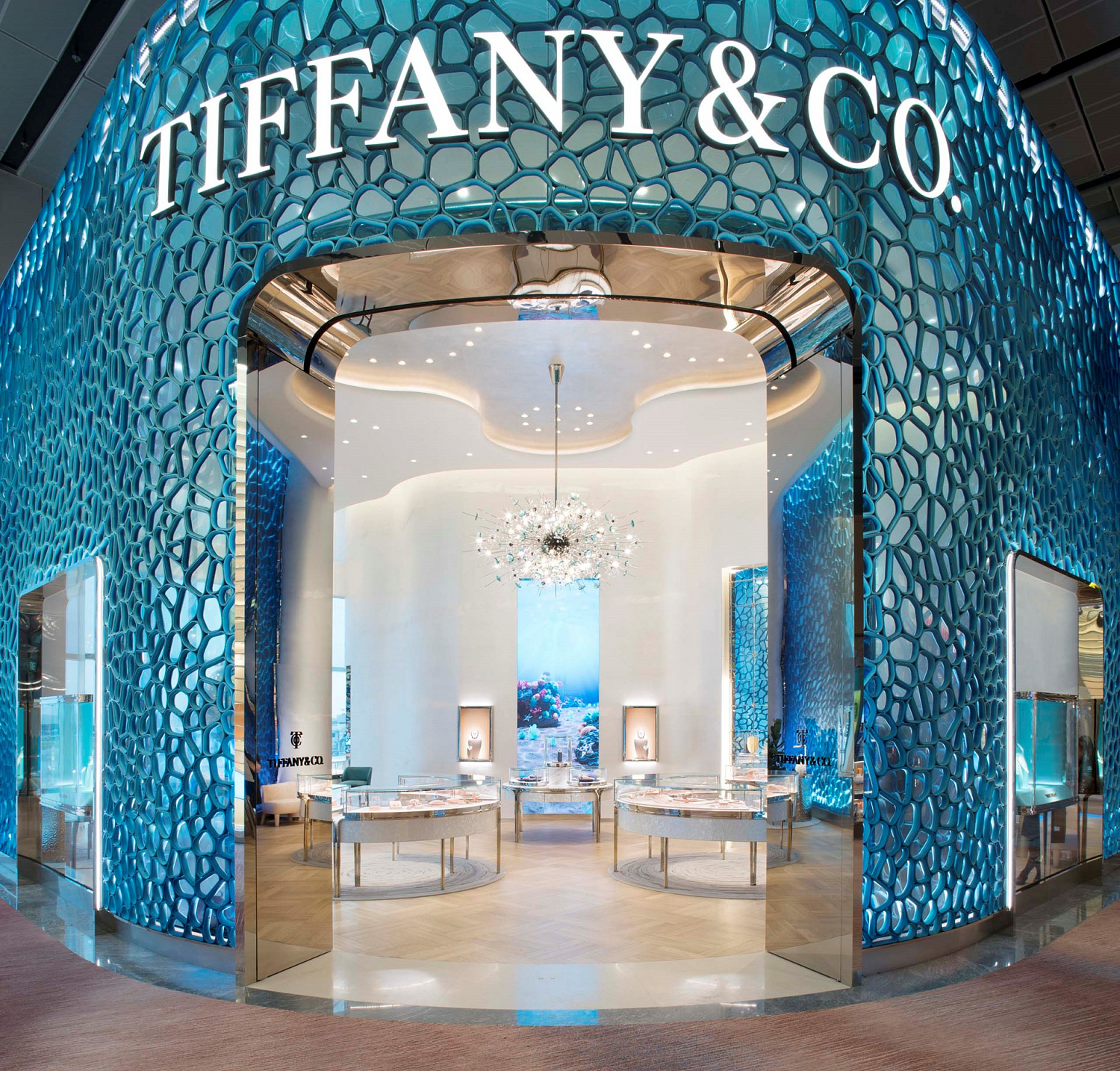 В аэропорту Чанги (Сингапур) открылся новый магазин Tiffany & Co. С экологичным фасадом, спроектированным MVRDV