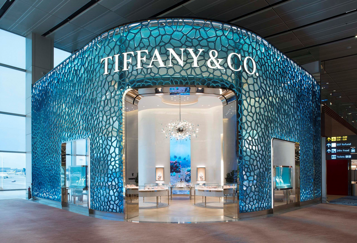В аэропорту Чанги (Сингапур) открылся новый магазин Tiffany & Co. С экологичным фасадом, спроектированным MVRDV
