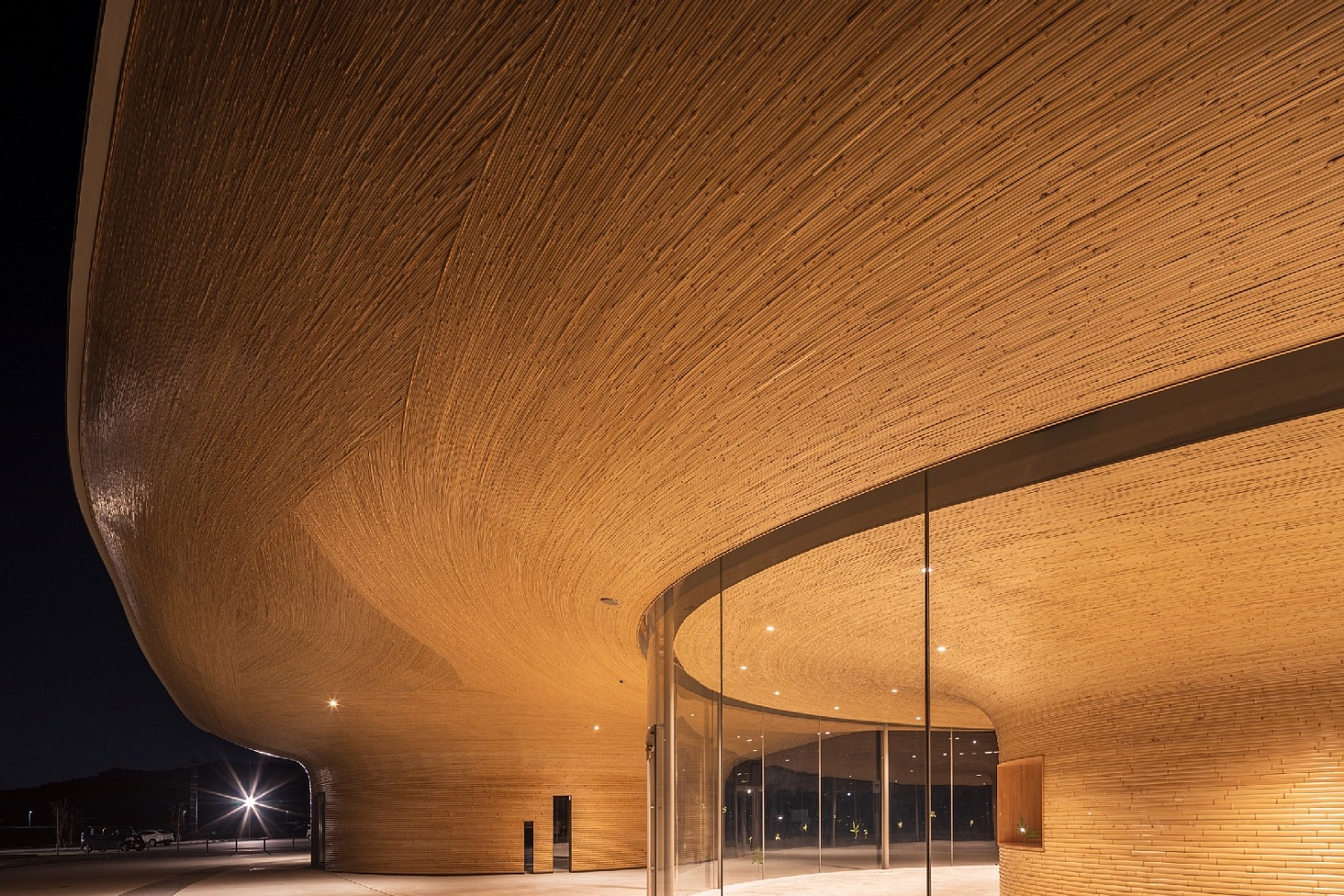 Kengo Kuma увенчал скульптурный общественный центр крышей из бамбука